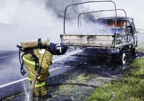 На трассе в Омской области сгорел грузовик