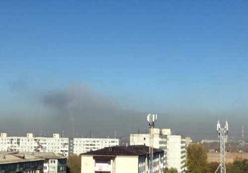 Коптит небо: за асфальтовым заводом в Омске замечены вредные выбросы