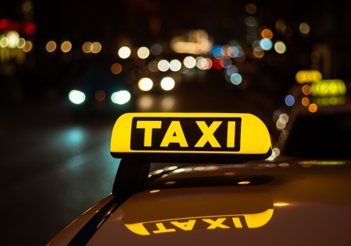 В Омске таксист присвоил оставленный телефон ради подарка дочери