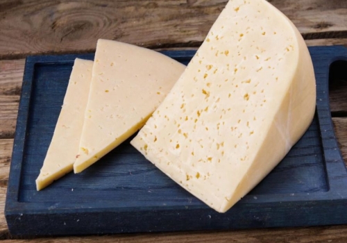 В омских магазинах может продаваться «опасный» сыр