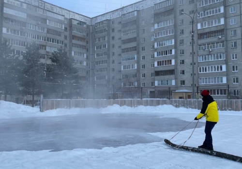 В Омске готовятся заливать ледовые площадки во дворах