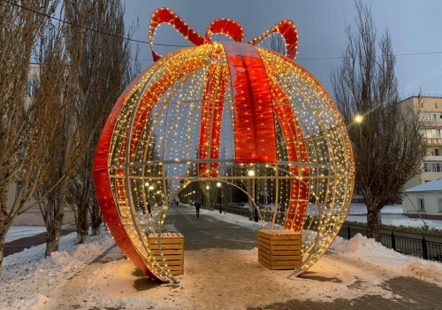 В Омске снова размещают новогодние украшения