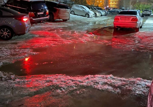 В Омске еще одна коммунальная авария — водой залило дорогу в ЦАО