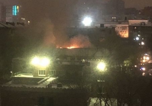 В Омске ночью сгорел двухэтажный аварийный дом