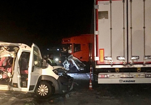 Двое человек погибло при столкновении западнее Омска микроавтобуса Citroen с фурой Scania