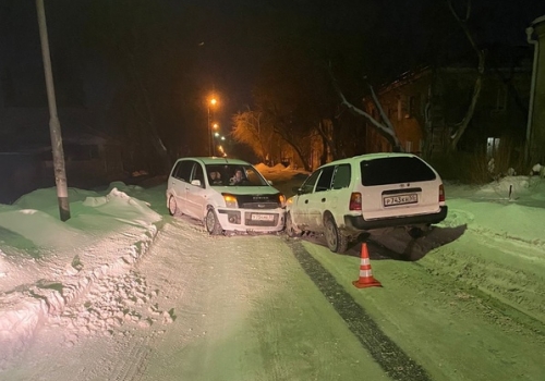 В Омске две автоледи на иномарках столкнулись на узкой от снегопада дороге