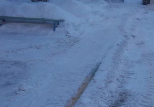 В Омске снег при уборке территорий незаконно складируют на детских площадках