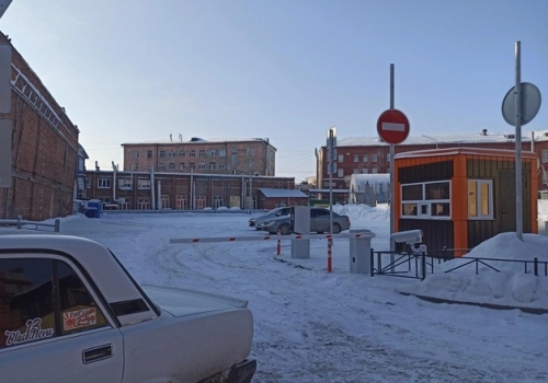 В Омске начала работать первая платная парковка