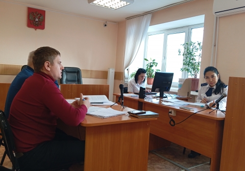 Потехе время: помпрокурора Ураимова опять не хочет, чтобы ее фоткали, а вот адвокат Огнев снова желает отдыхать