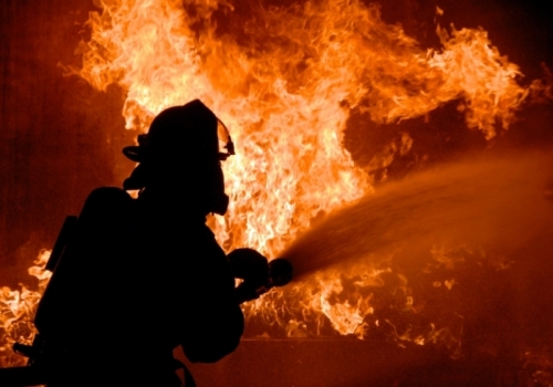 В Тарском районе в пожаре на асфальтовом заводе погиб человек