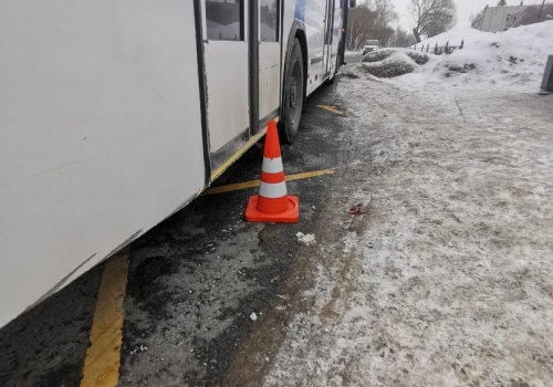 В Омске автобус наехал на стоявшего на остановке мужчину