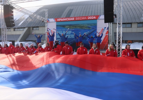 Омичи развернули 20-метровый флаг России