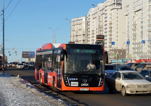 На омские улицы вышли новые оранжевые автобусы