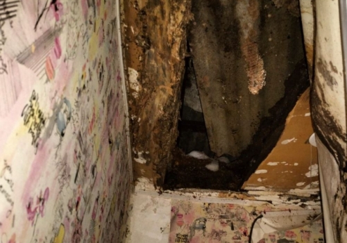Из-за частичного обрушения потолка в аварийном доме завели уголовное дело