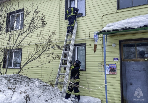 Омские пожарные помогли заблокированной в квартире бабушке