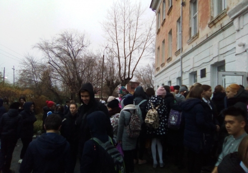 В Омске в рамках учений эвакуировали две школы