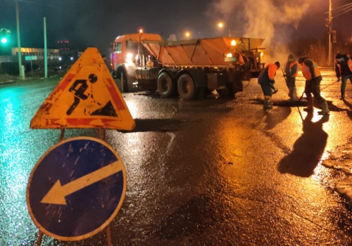 Омские дорожники ремонтируют магистрали по ночам