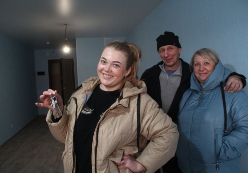 Омичам-переселенцам из аварийного жилья раздали ключи от новых квартир
