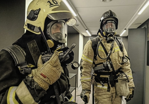 «Это не игра»: омские пожарные потушили условное возгорание в отеле