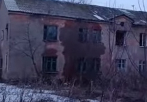 Расселенный аварийный дом в Омске «тянет на дно» соседей