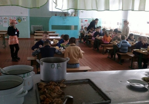 Фирма, поставлявшая продукты в школы Омской области, перерегистрируется в Москву