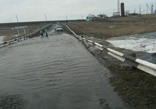 Рядом с дорогой на «Омск-Федоровку» может размыть мост
