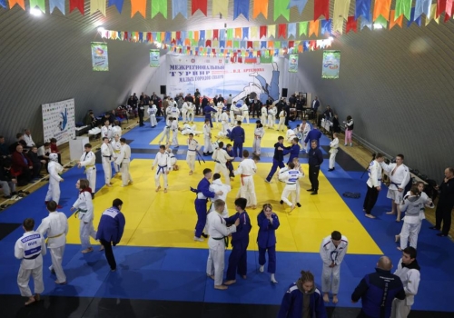 На севере Омской области благодаря частному инвестору открыли многофункциональный спортивный центр