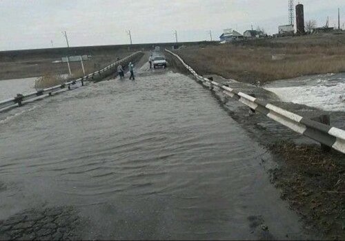 Даже речушка Камышловка сумела поглотить мост в Омской области