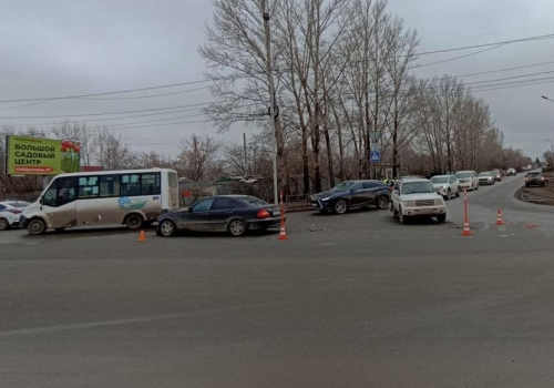 Два малолетних ребёнка пострадали при столкновении двух машин в Омске