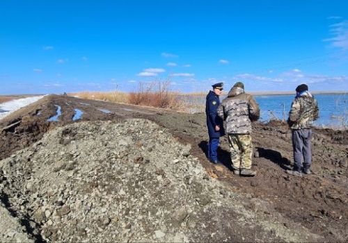Прокуратура заинтересовалась сообщениями о размытии дороги между селами в Омской области