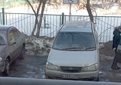 В Омске незаконно паркуются на местах для инвалидов