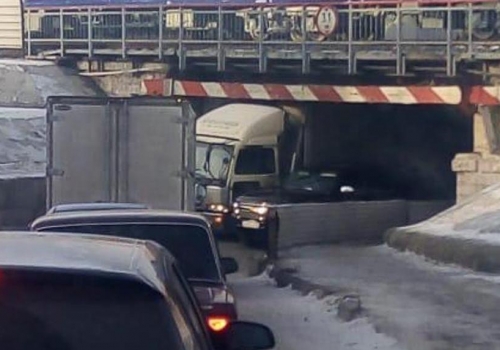 В тоннеле у площади Серова застрял грузовик