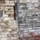 В Омске у жилой пятиэтажки рассыпается кирпичная стена