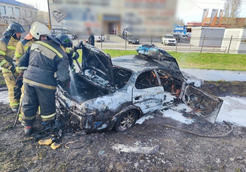 В Омске у «Кит-интерьера» сгорела Toyota, двое едва не погибли