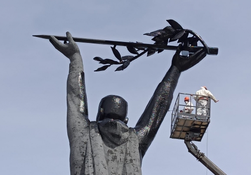 В преддверии Дня Победы в Омске приводят в порядок памятники