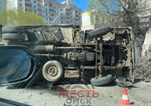 В Омске водитель «Ниссана» «уронил» грузовик