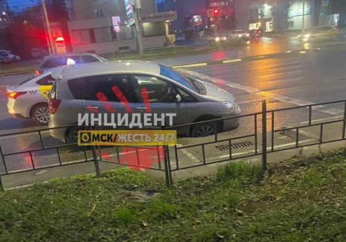«Легковушка» в ловушке: на дороге в центре Омска образовалась яма