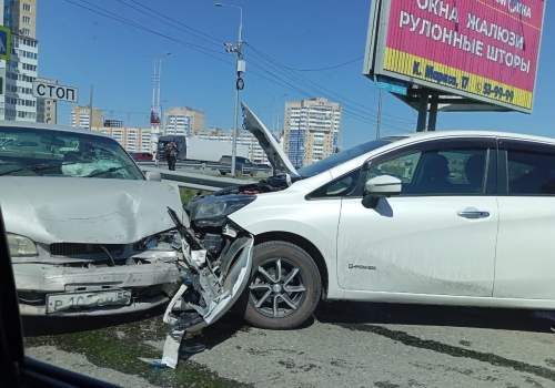 В Омске возле метромоста столкнулось три автомобиля
