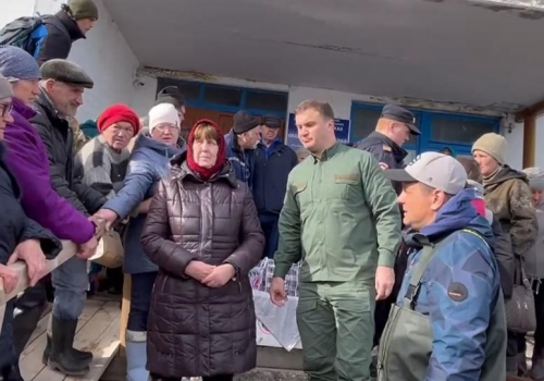 Хоценко уговаривает эвакуироваться жителей затопленной деревни Слободчики