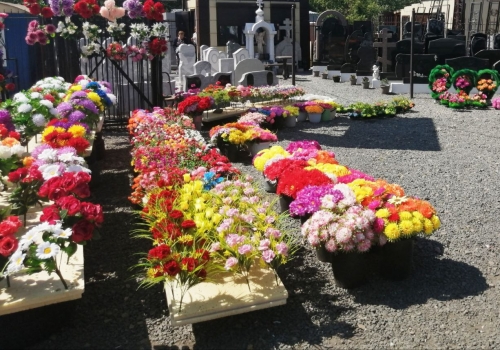 К родительскому дню возле омских кладбищ откроются точки торговли искусственными цветами