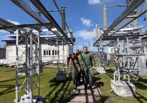 Возле электроподстанции в Усть-Ишиме укрепляют защитную дамбу