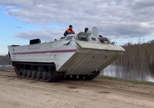 «ПАЗик поместится»: в затапливаемый Усть-Ишим из Новосибирска прислали плавающий транспортер