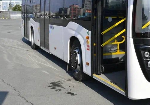 В центре Омска автобус с пассажирами столкнулся с легковушкой