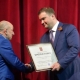 Хоценко вручил золотую медаль директору театра драмы Лапухину