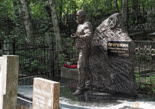 На могиле Пригожина в Санкт-Петербурге открыли памятник