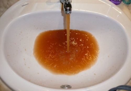 Жители Кормиловки пожаловались Бастрыкину на ржавую воду из-под крана