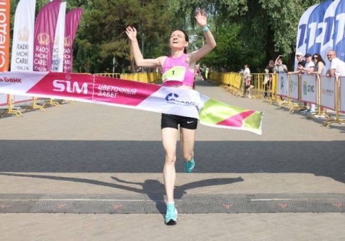 Омичка Тамара Волнина почти привычно выиграла «Цветочный забег»