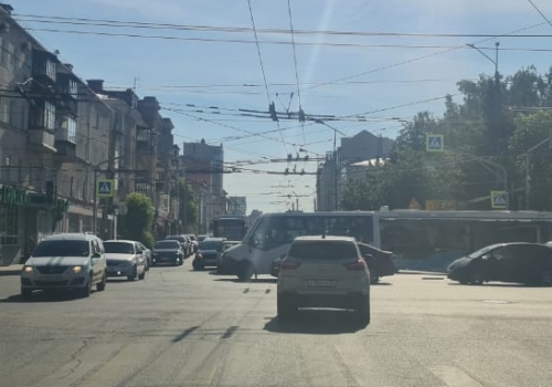 Утренний коллапс в центре Омска объяснили аварийным отключением электричества