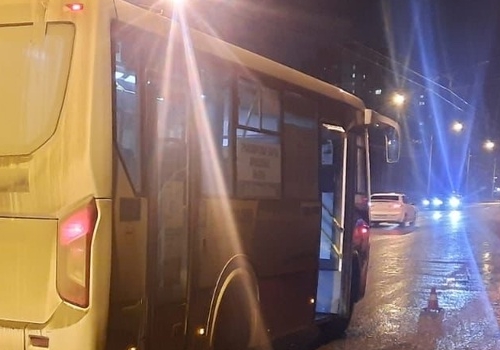 В проезжавшем мимо Омского цирка автобусе упала девочка