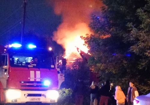 СМИ: при ночном пожаре в Омске, в Амурском поселке, уничтожено четыре жилых дома